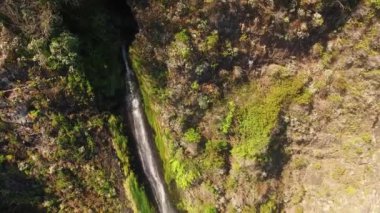 şelale ve Madeira Adası okyanusta havadan görünümü