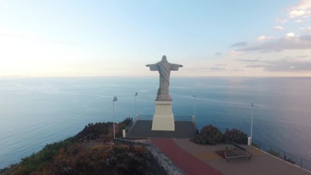 Statue von Cristo rei, Madeira am Abend aus der Luft — Stockvideo