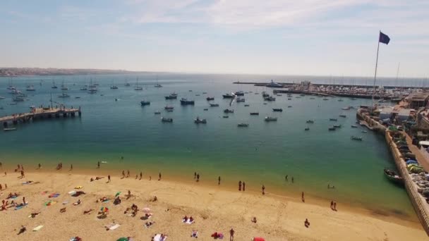 Praia bonita em Cascais Portugal vista aérea — Vídeo de Stock