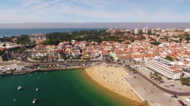 İnsanlar Cascais Portekiz güzel plajlarda rahatlayın