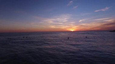 Güzel bir günbatımı hava manzara sırasında su Surfers