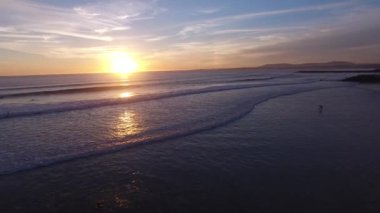 Güzel bir günbatımı hava manzara sırasında su Surfers