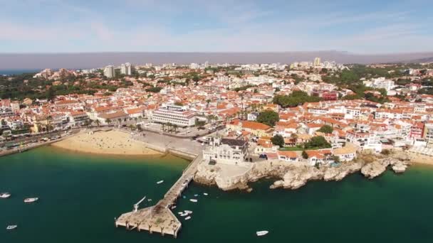 Panorama av vakker strand i Cascais Portugals flybilde – stockvideo