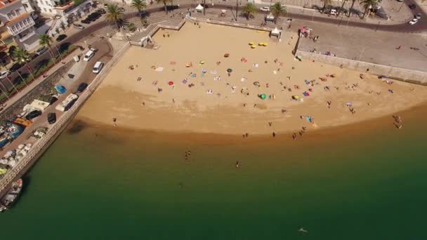 Ludzie zrelaksować się na piękne plaże w mieście Cascais, Portugalia — Wideo stockowe