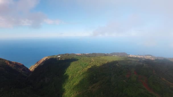 Volando en las nubes sobre las montañas y el bosque de Madeira, Portugal vista aérea — Vídeos de Stock