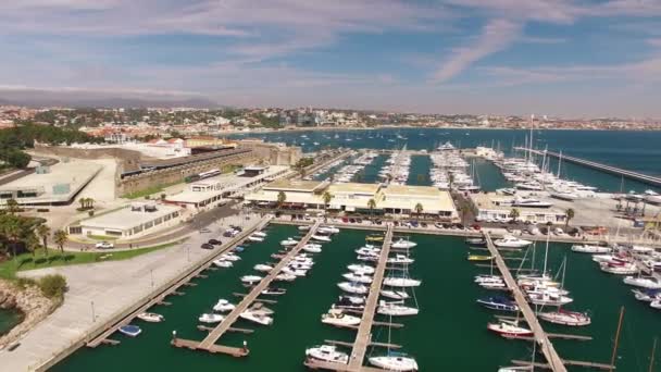Faro y puerto deportivo de Cascais Portugal vista aérea — Vídeo de stock