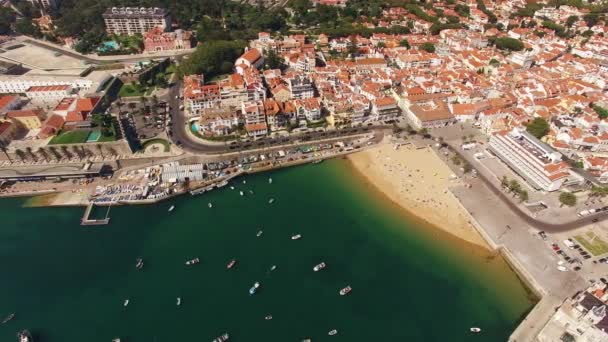 Les gens se détendent sur les belles plages de Cascais Portugal — Video
