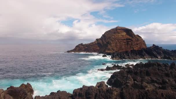 Kayalıklardan yakınındaki Porto Moniz Madeira havadan görünümü — Stok video