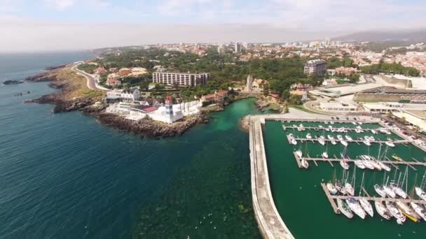 Faro y puerto deportivo de Cascais Portugal vista aérea — Vídeos de Stock