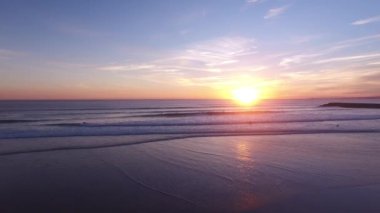 Güzel bir günbatımı hava manzara sırasında su Surfers