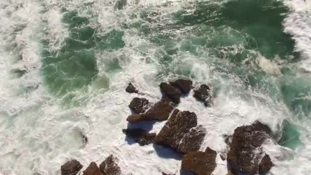 Romántico atardecer aéreo costa del océano agua sol reflexión horizonte amor concepto Guincho Portugal — Vídeos de Stock