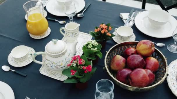 テーブルの上の朝食します。紅茶、クロワッサン、フルーツ — ストック動画