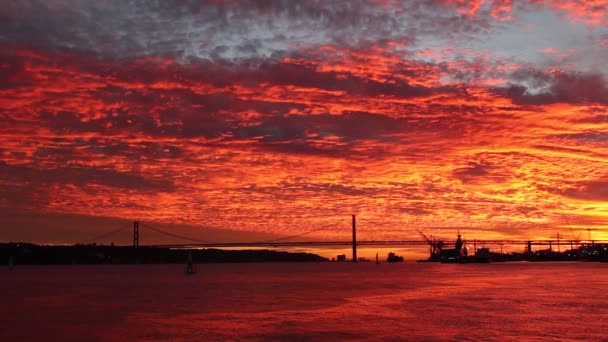 Fantastische bloedige zonsondergang over de rivier Taag over 25 April brug Lissabon — Stockvideo