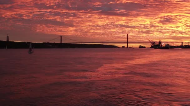 Fantastische bloedige zonsondergang over de Taag rivier fron een boot-Lissabon — Stockvideo