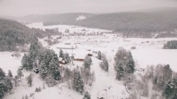 Letecký pohled na zimní vesnice v Rusku. Baškortostán. — Stock video