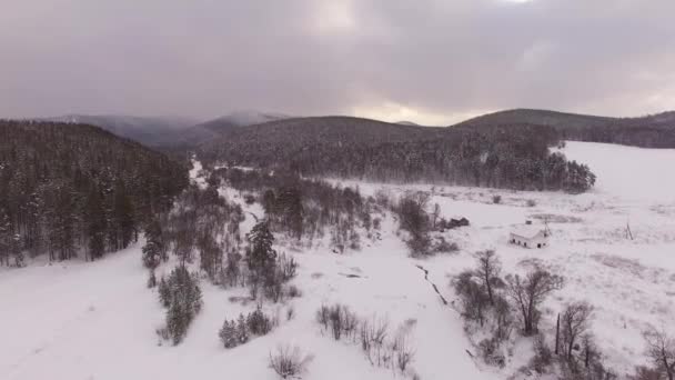 Zima w górach Ural. Rosja. Baszkirii. Widok z lotu ptaka — Wideo stockowe