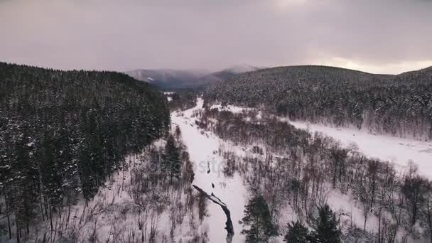 Zima v pohoří Ural. Rusko. Baškortostán. Letecký pohled — Stock video