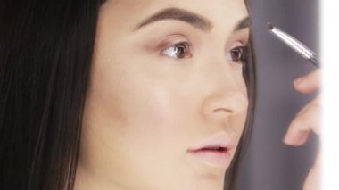 Güzel esmer genç kadın yakın çekim sanatçı boyalar kaş olun