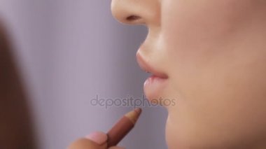 Makyaj sanatçı boya Dudakların güzel genç kadın yakın çekim