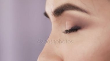 Sanatçı boya kadar gölgeler gözleri güzel esmer genç kadın yakın çekim yapmak