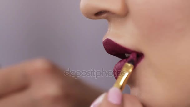Maquiagem artista pintar lábios de bela jovem mulher close-up — Vídeo de Stock