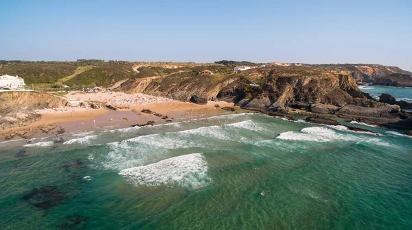 İnsanlar plaj naer Zambujeira de üzerinde Mar, Portekiz Hava görünümünü bekletin.