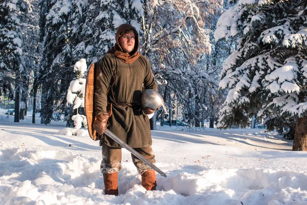 Swordin kış orman tarihsel zırh ile savaşçı