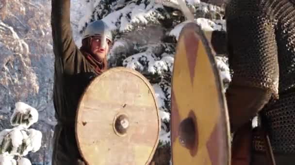 Medeltida krigare slåss i en vinter skog med svärd i rustning — Stockvideo