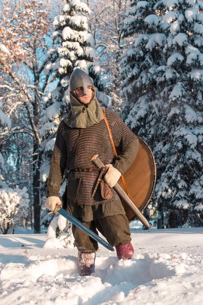 Guerrero con espada en el bosque de invierno — Foto de Stock