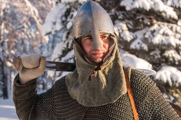Bir ortaçağ savaşçı kış orman tarihsel zırh olarak portresi