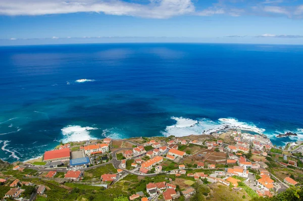 Vista panorámica del pueblo de Porto Moniz en el lado norte de la isla de Madeira, Portugal . — Foto de Stock