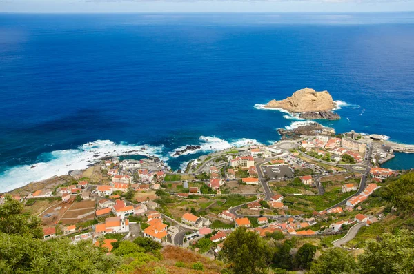 Vista panorámica del pueblo de Porto Moniz en el lado norte de la isla de Madeira, Portugal . — Foto de Stock