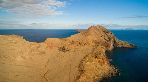 Widok od Ponta do Furado - Cais di Sardinha, Baia dabra - turystyka trail w najbardziej wysuniętym na wschód punkcie Madeira - de Sao Lourenco — Zdjęcie stockowe