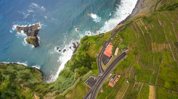 Drodze w pobliżu oceanu na Maderze z lotu ptaka — Zdjęcie stockowe