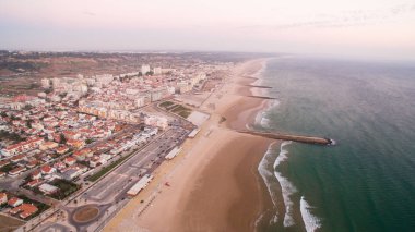 Havadan görünümü akşam Costa Caparica plajda Panoraması