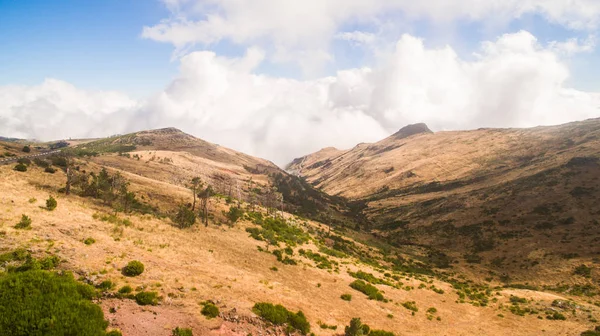 Portugalsko, Madeira, výhledem na hory v blízkosti Pico de Arieiro. letecký — Stock fotografie