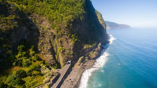 Widok na wodospad i ocean w Maderze — Zdjęcie stockowe