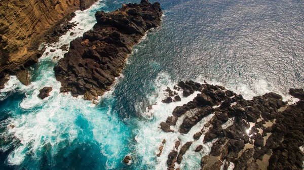 Kayalıklardan yakınındaki Porto Moniz Madeira Portekiz havadan görünümü