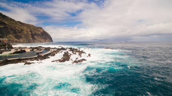 Onde e rocce vicino alle piscine della città di Porto Moniz vista aerea — Foto Stock