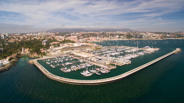 カスカイス、ポルトガルの港に停泊するヨット。空撮マリーナ — ストック写真