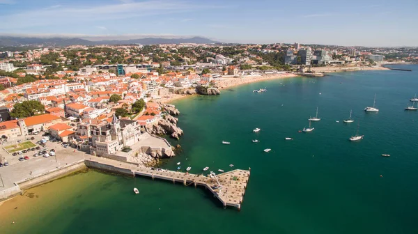 güzel bir plaj ve marina Cascais Portekiz havadan görünümü