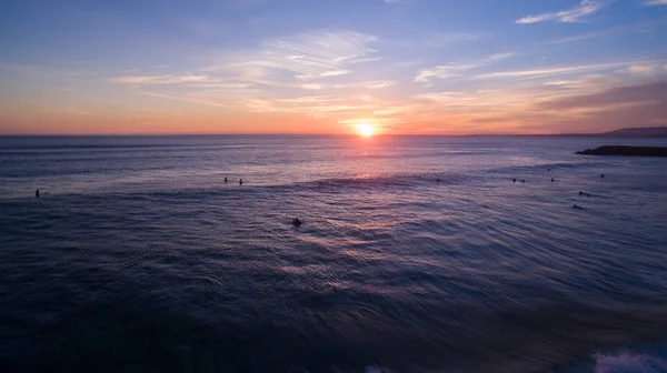 Sörfçü dalgaları günbatımı hava görünümünü de akşam üzerinde