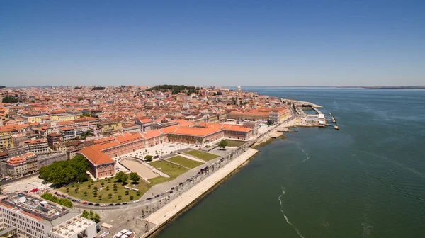 Blick auf die Strandpromenade in Lissabon, portugiesische Antenne — Stockfoto