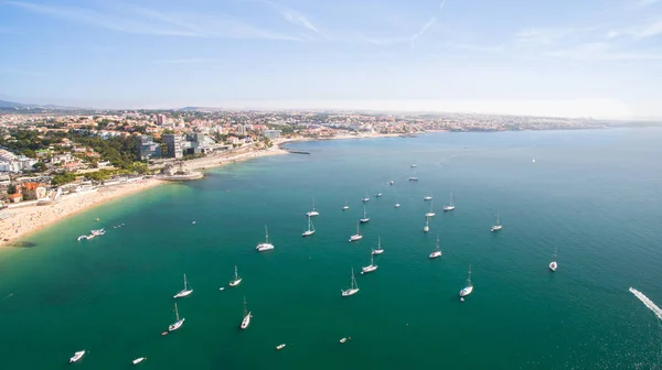 güzel bir plaj ve Cascais Portekiz Hava görünümünü marina yat