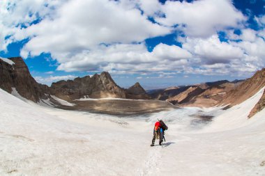 Tien Shan, Sayram, Kazakistan ın buzul olacak dağcı.