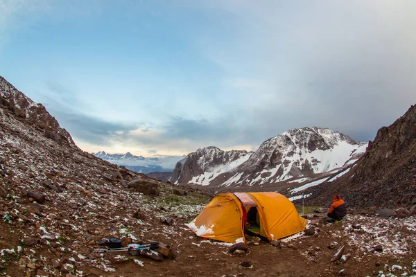 Tien Shan, Kazakistan dağlarında bir çadırda yakınındaki turistik.