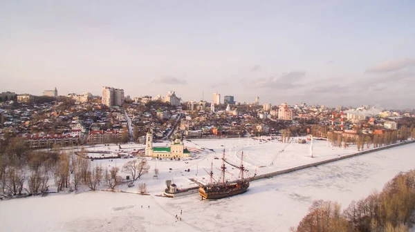 Площадь Адмиралтейства и памятник первому кораблю, построенному в России в Воронеже на зимнем воздухе — стоковое фото
