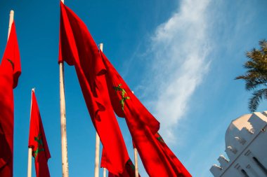 Mavi gökyüzü arka plan üzerinde Marakeş Fas bayrakları