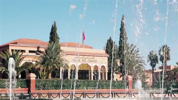 Fuentes frente al Palacio de Congresos en Ouarzazate Marruecos — Vídeos de Stock