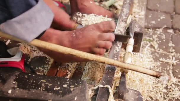 Artesãos fazendo tubos de lembrança de madeira no bazar de Marraquexe — Vídeo de Stock